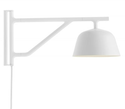 Weiße Muuto Ambit Wandleuchte mit schwenkbarem Arm und Lampenschirm für indirektes Licht.